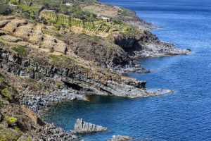 Scopri di più sull'articolo Pantelleria la tua vacanza trekking soggiornando in un dammuso